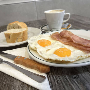 CAFÉ+HUEVOS CON BACON