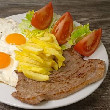 Plato combinado incluye copa de cerveza o vino o agua o refresco y pan.