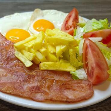 Plato combinado incluye copa de cerveza o vino o agua o refresco y pan.