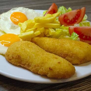 Plato combinado incluye copa de cerveza o vino o agua o refresco y pan.