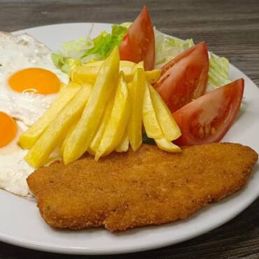 Plato combinado incluye copa de cerveza o vino o agua o refresco y pan.