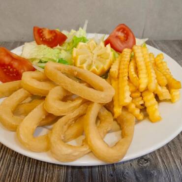 Plato combinado incluye copa de cerveza o vino o agua o refresco y pan.