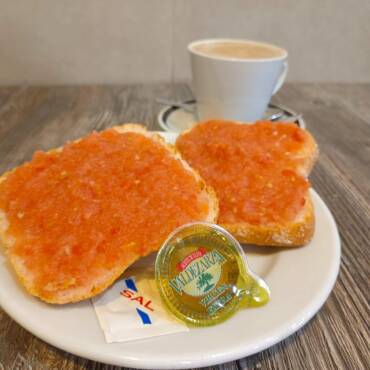 desayuno-cafe-barrita-tomate-aceite-en-atocha