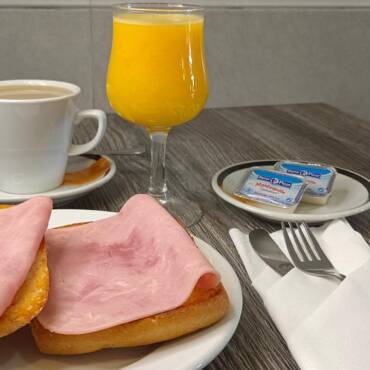 desayuno-zumo-naranja-cafe-barrita-jamon-york-en-atocha